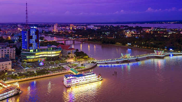 Hệ thống Nhà hàng - KS.Ninh Kiều Riverside nhìn từ trên cao có 3 mặt view sông và nối liền với “Cầu tình yêu” nổi tiếng tại Cần Thơ